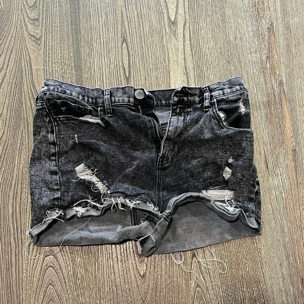 SO High Rise Vintage Stretch Mom Shorts Distressed Raw Hem Black Size 13/31W
